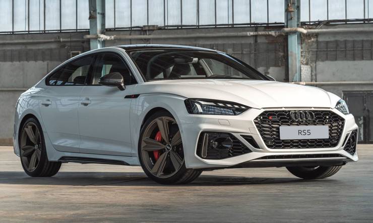 audi-rs-5-sportback-weiss-steht-in-halle