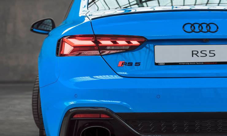 audi-rs-5-coupe-blau-heck