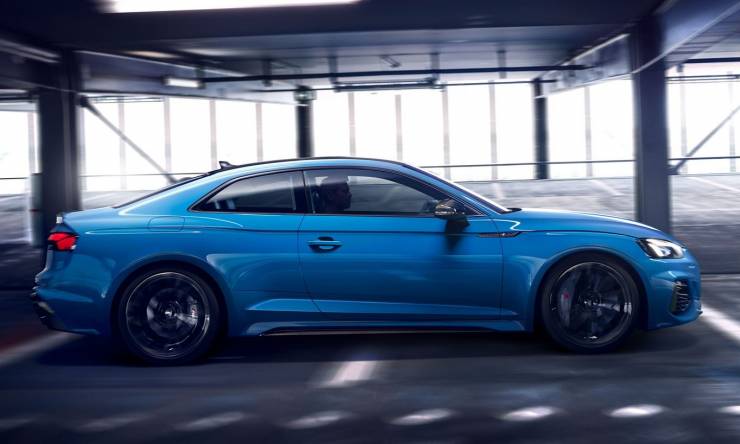 audi-rs-5-coupe-blau-seitenansicht