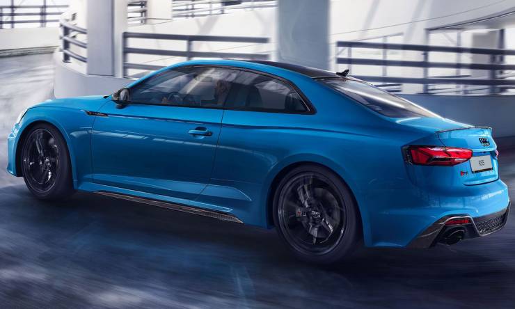 audi-rs-5-coupe-faehrt-tiefgarage-hinauf