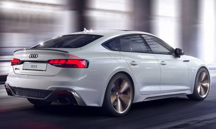 audi-rs-5-sportback-fahrend-von-hinten