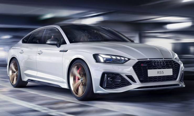 audi-rs-5-sportback-in-weiss-faehrt