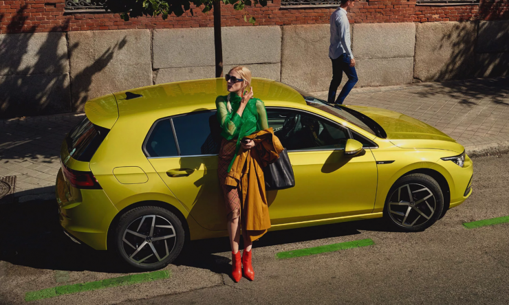 gl5552-woman-in-front-of-golf-street-1x1