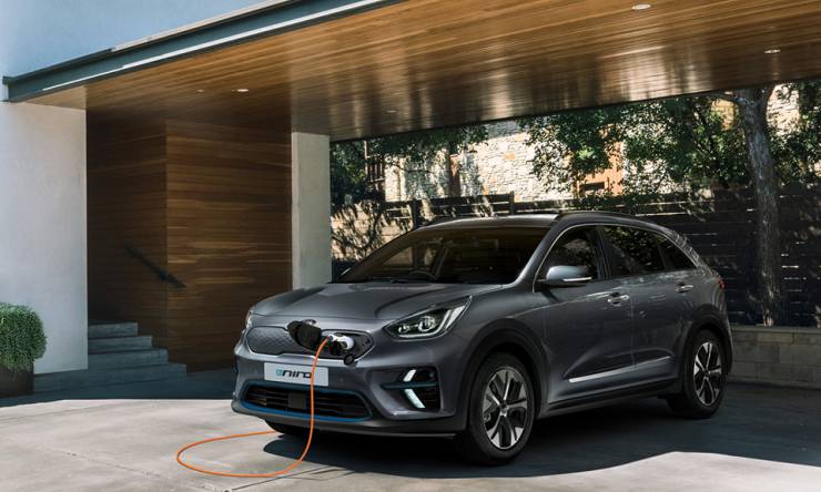 kia-e-niro-front-parking-with-charging-cable-960x720