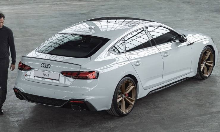 mann-geht-zu-kofferraum-audi-rs-5-sportback