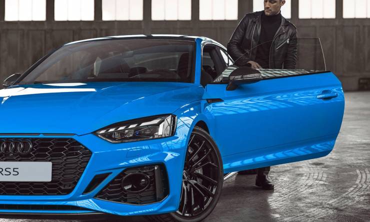mann-steigt-in-audi-rs-5-coupe