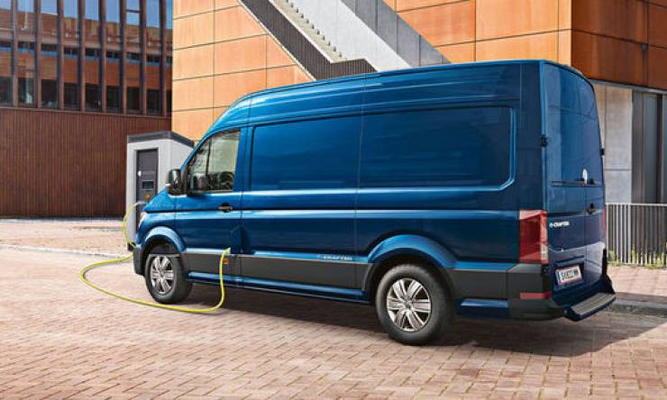 vw-e-crafter-blau-laden